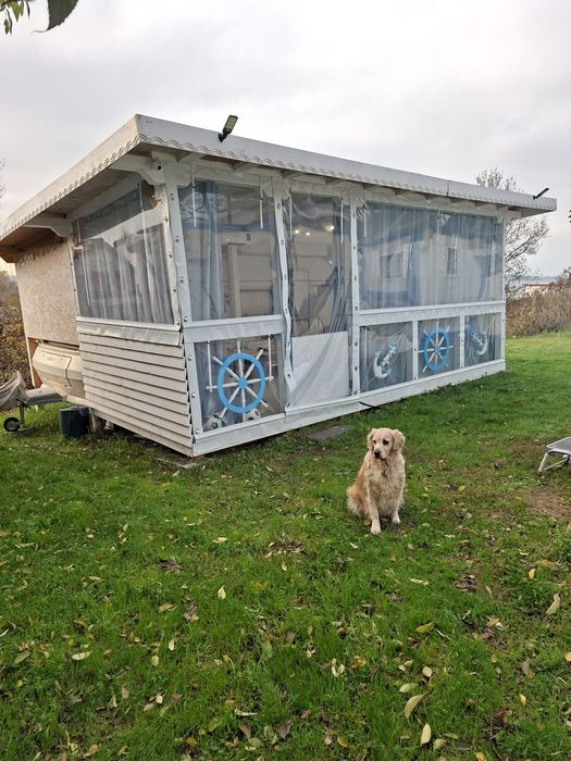 Каравана с изграден навес