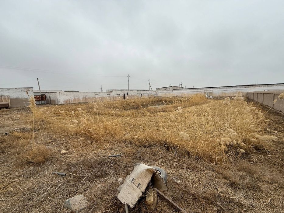 SharSharadan 1 km uzoqlikda Shovot  yo'lida joylashgan noturar bi