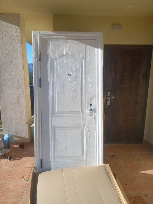 Външни метални врати и вътрешни интериорни налични