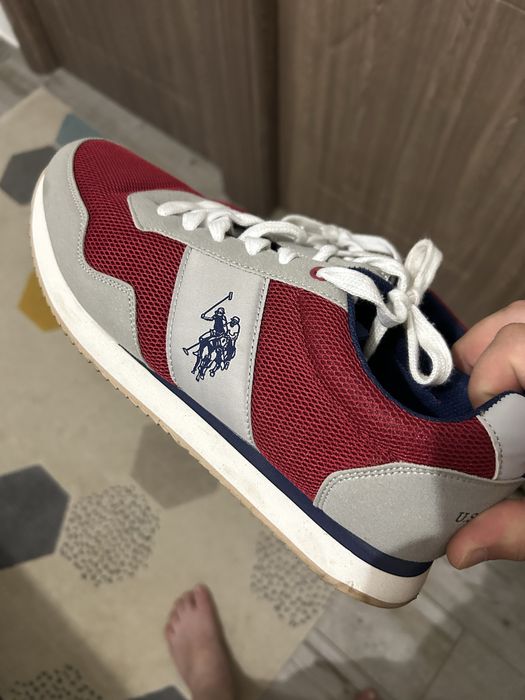 Adidasi polo folositi de 3 ori