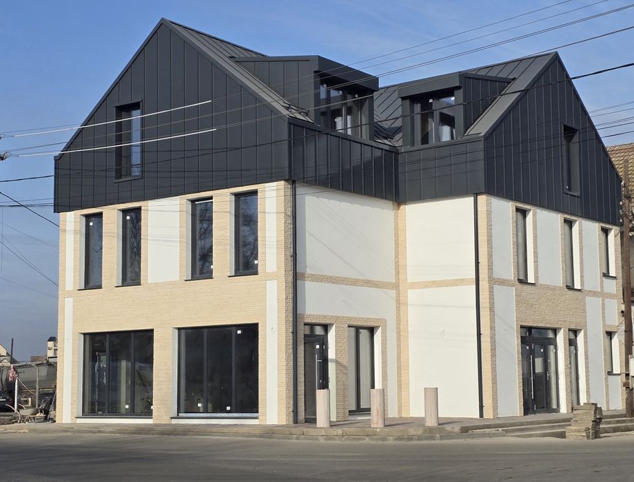 Închiriez spatiu comercial la etaj cladire nou renovata