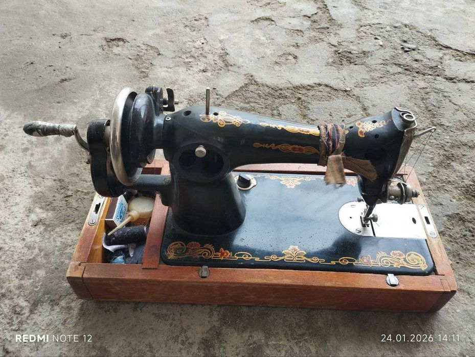 Швейная ручная машинка советская