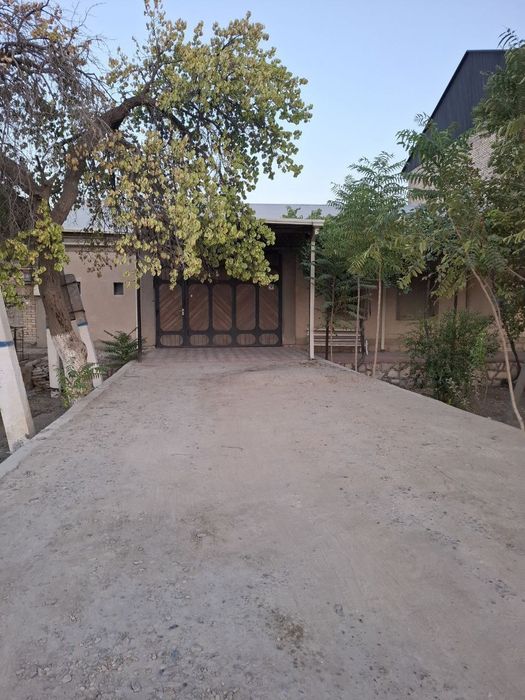 Uchastka betonka yul yoqasida