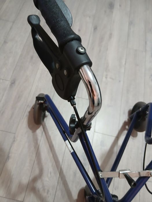 Cadru cu trei roti pentru persoane cu probleme