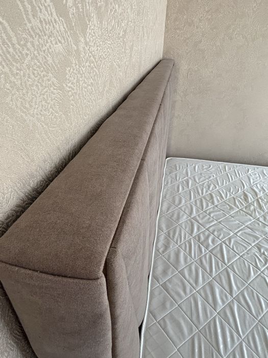 Кровать двуспальная с матрасом