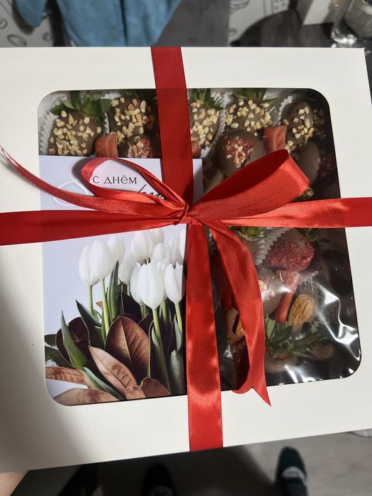 Клубника , голубика , финики в шокодаде