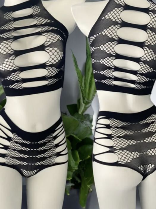 Эротический комплект с вырезами – смелый и соблазнительный