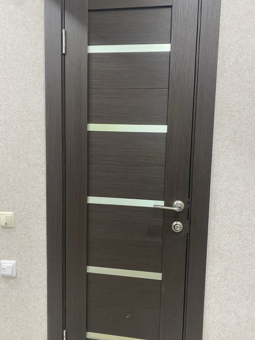 Продается б/у двери межкомнатные , 4 штуки и ламинат 6 по 500 тенге кв