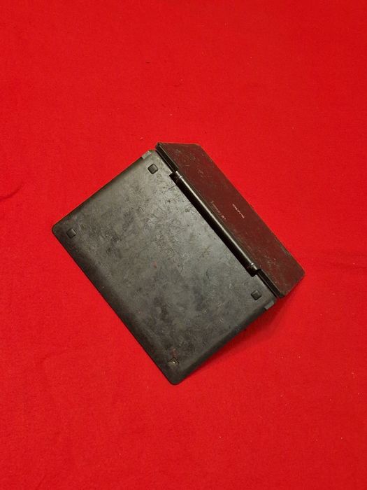 Laptop 2 in 1 defect . S-a aprins  cu un încărcător universal dar s-a stins imediat