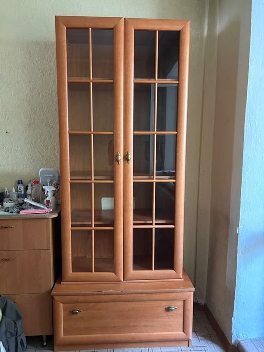 стекланный шкаф с нижней полкой