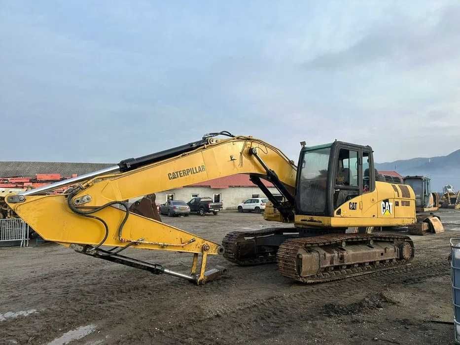 Cabina excavator pe senile Caterpillar 323 DNL