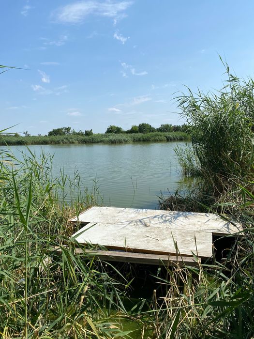 Teren pe malul lacului !!