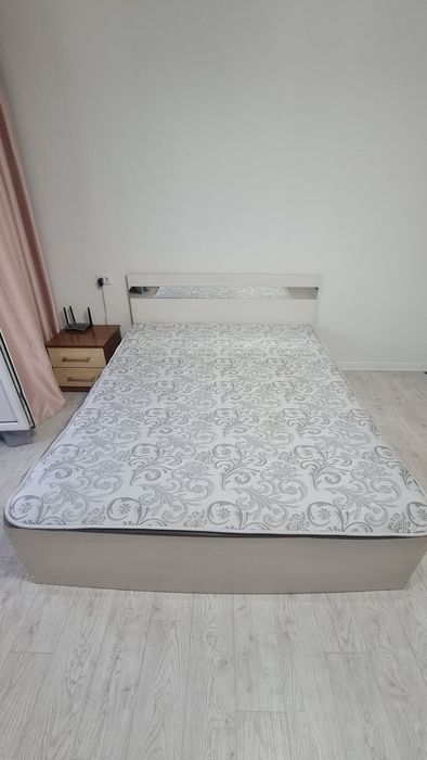 Продается кровать с матрасом 160 × 200