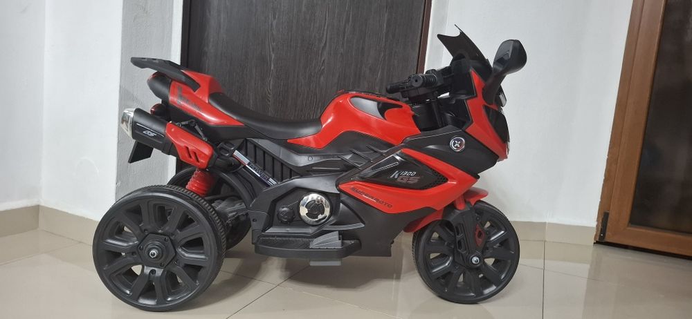 Vând motocicletă electrică