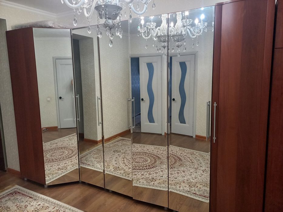 Прихожая, шифонер.