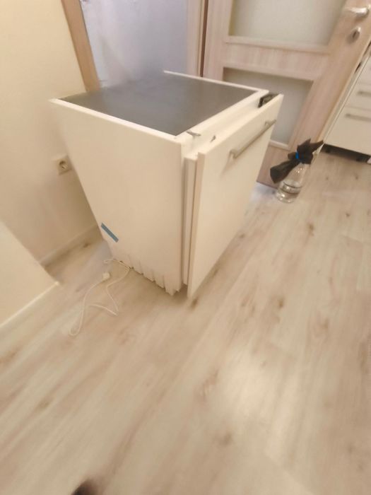 Хладилник за вграждане чисто нов