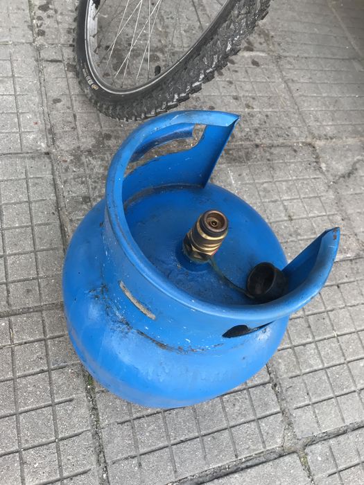 Предлам     газзова   бутилка  12  литра  .