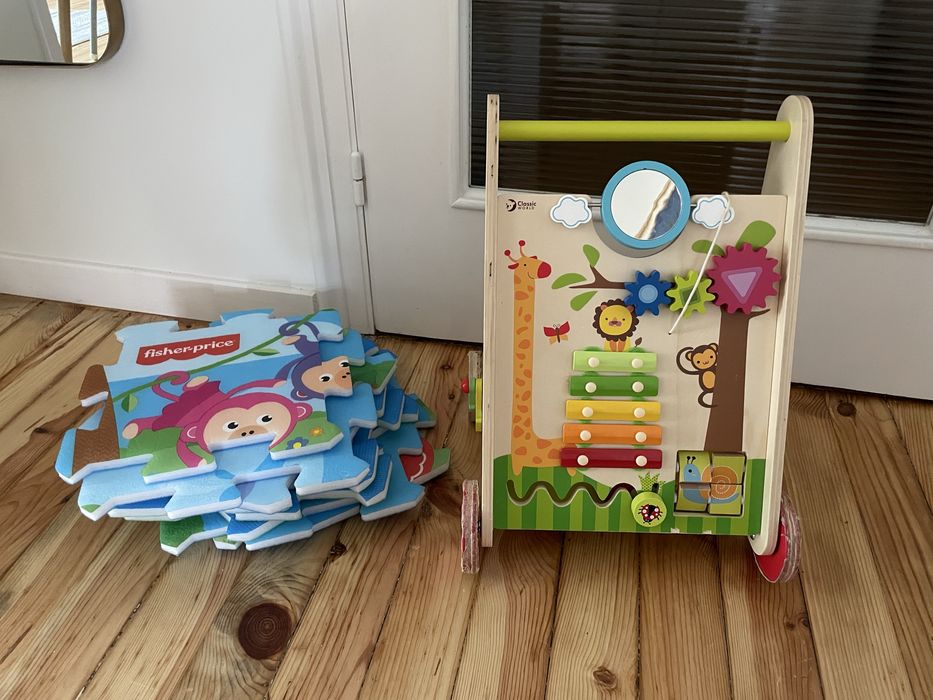 Дървена проходилка уокър на марката Classic World + подарък килимче