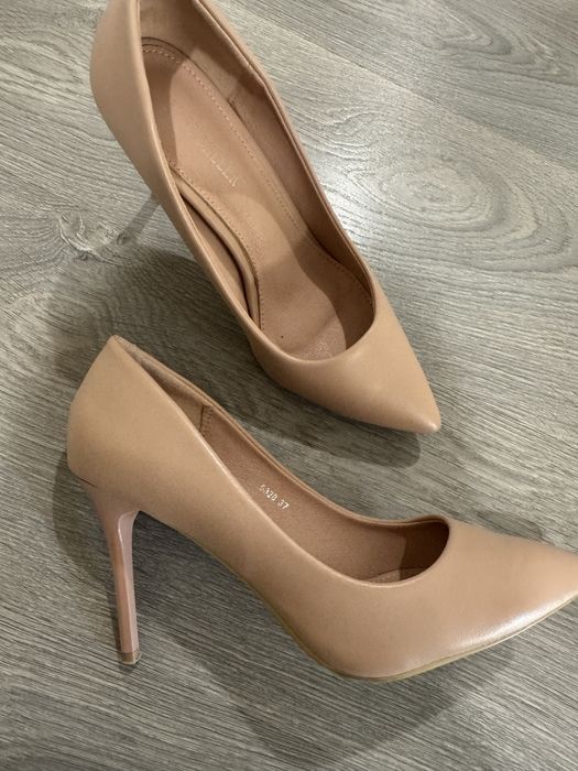Туфли бежевые на каблуках