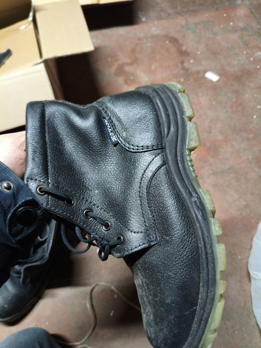 Ботинки кожаные с маслостойкой подошвой