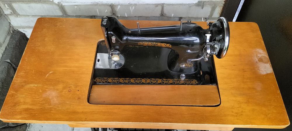 Ножная швейная машина СССР