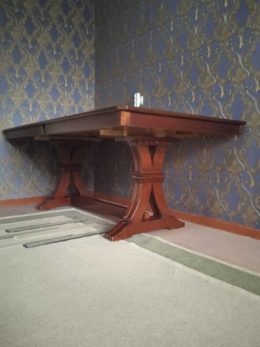 Гостиный стол малайзийского производства