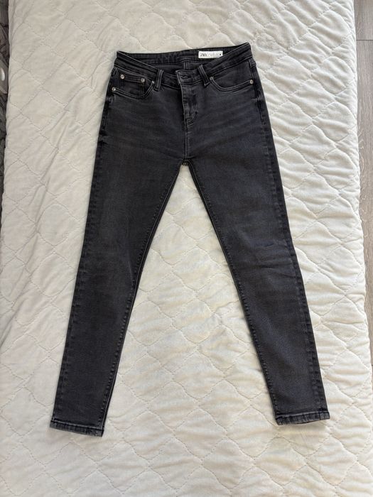 Черные джинсы Zara