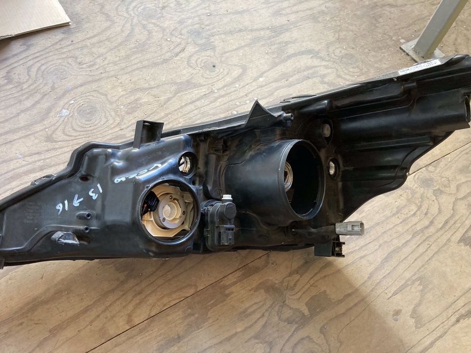 Десен фар за Toyota Verso 13-16.