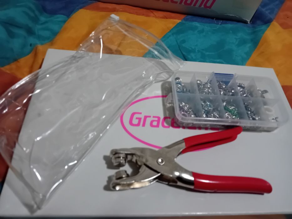 € set clești plus 200 de nasturi noi