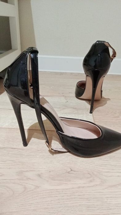 Продам итальянские босоножки на шпильке в отличном состоянии