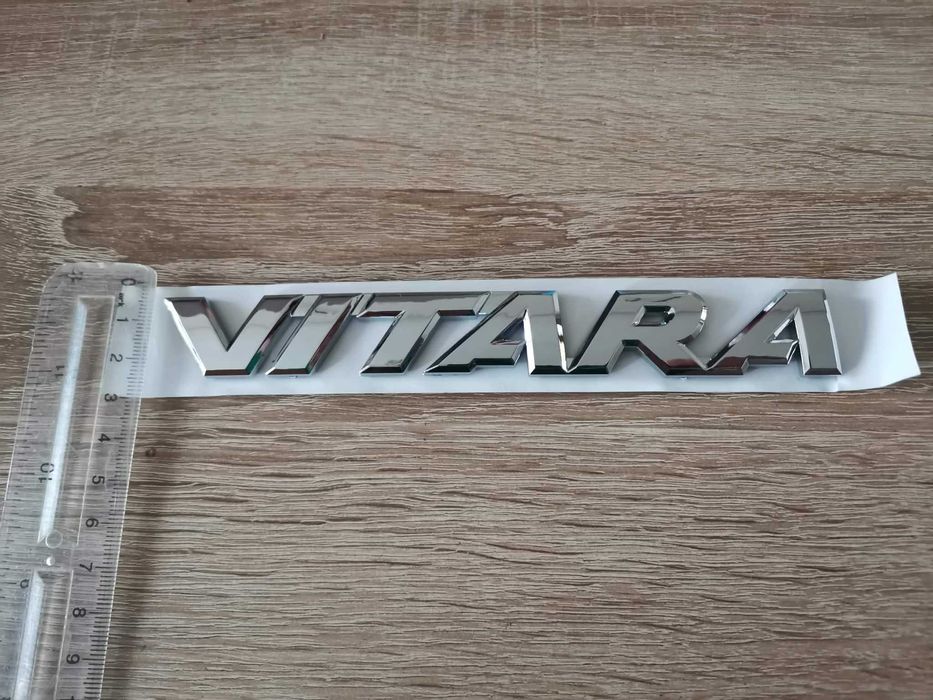 сребрист надпис Suzuki Vitara