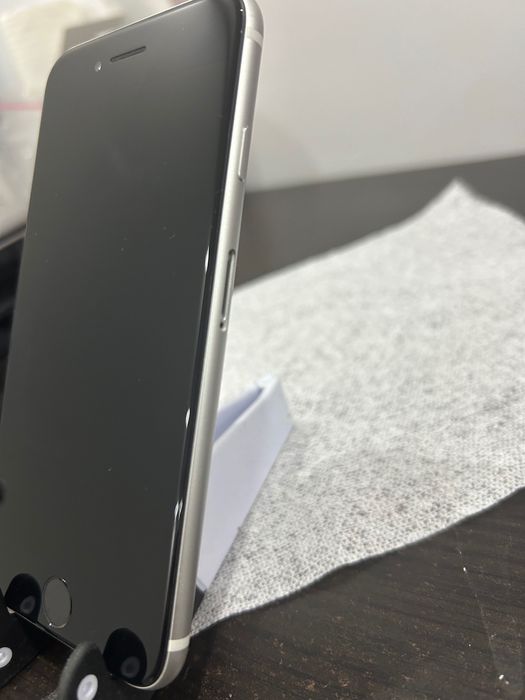 Apple IPhone SE (2020) ,  ( 11,94 cm/ 4,7 Zoll , 128 gab 12 MP Camera