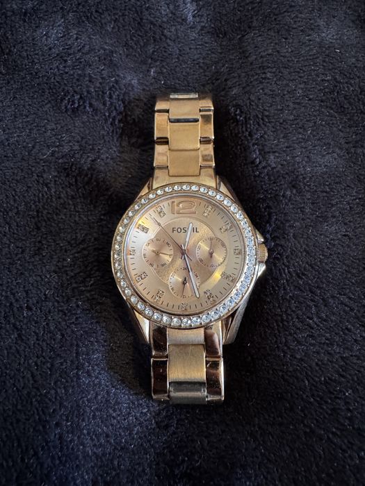 Дамски часовник Fossil Riley в цвят розово злато