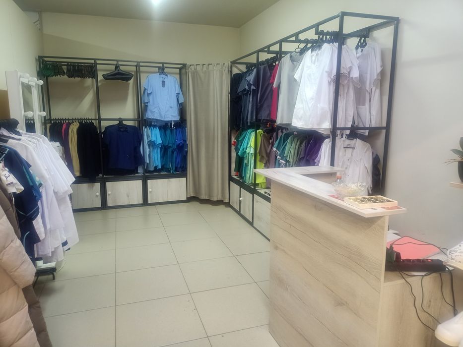 Стеллажи для продажи в бутик