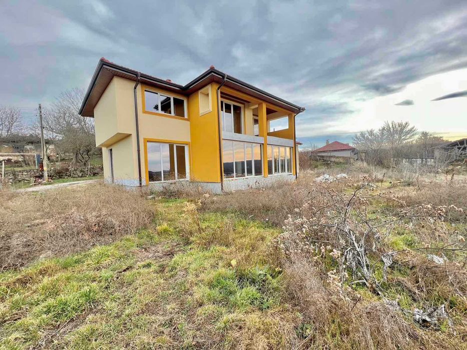 Двуетажна къща в село Писанец