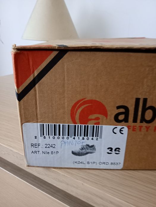 Pantofi piele cu bombeu , măsura 36