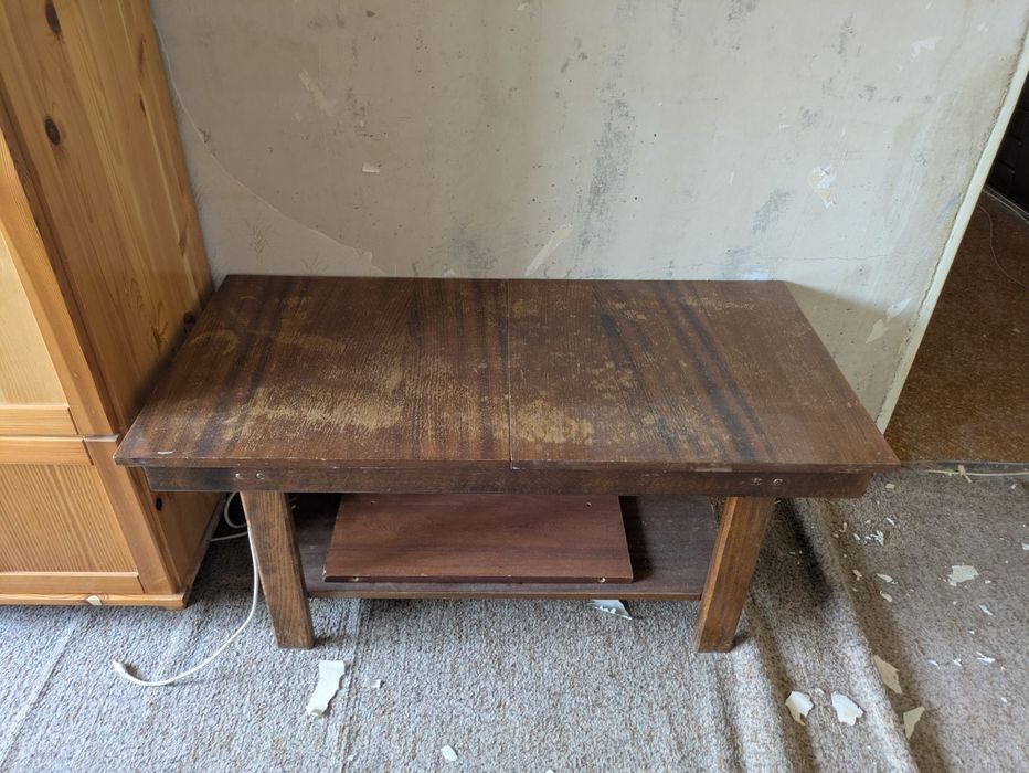 Диван, гардероб и маса