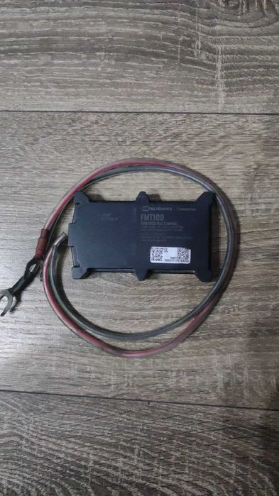 Localizator GPS compact Teltonika FMT100 conceput pentru autoturisme