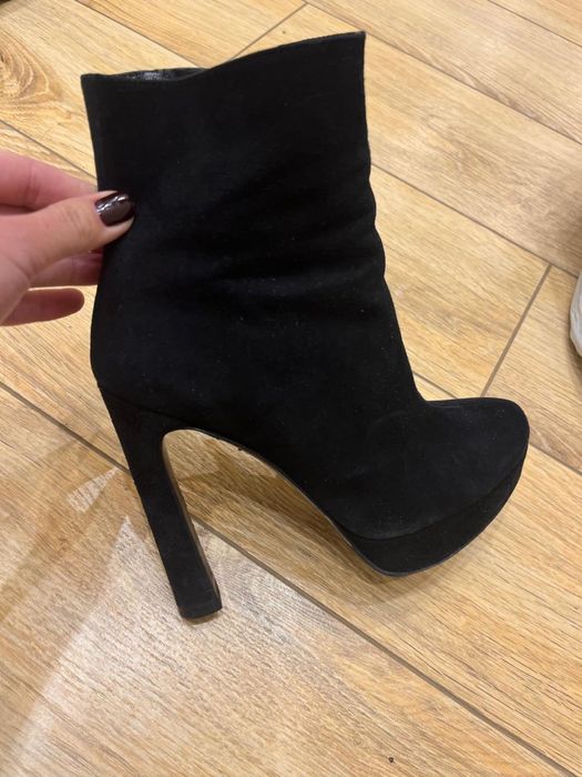 Стилтные замшевые ботильоны