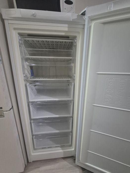 Морозильник Indesit DSZ вертикальный   белый с