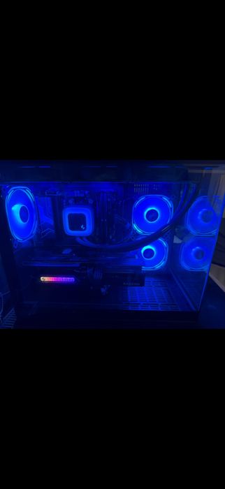 Мощен геймърски настолен компютър RX 9070 XT Ryzen 7 9800X3D 32 GB RAM DDR5 6000MHz 1 TB SSD PCIe 5.0