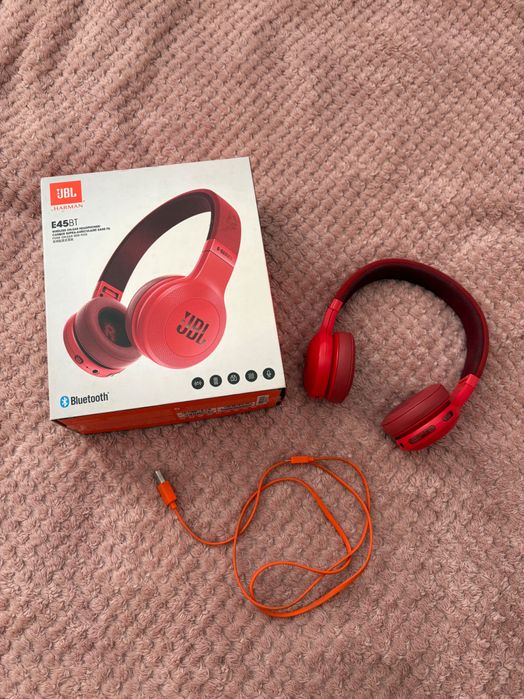 JBL червени слушалки