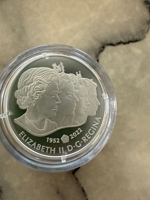 Продавам бартер  сребърна монета 20 долара  Канада Елизабет 1OZ