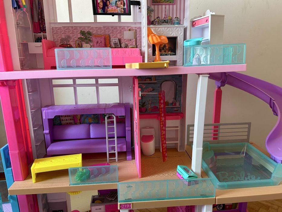 Casa Barbie Dreamhouse cu accesorii incluse