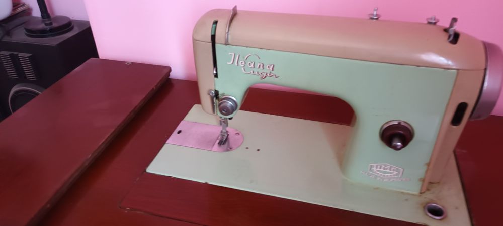 Masina de cusut manuala Ileana stare foarte bună de funcționare.