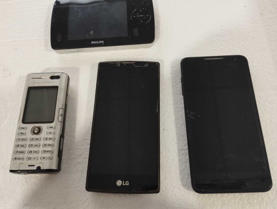 Телефони за части