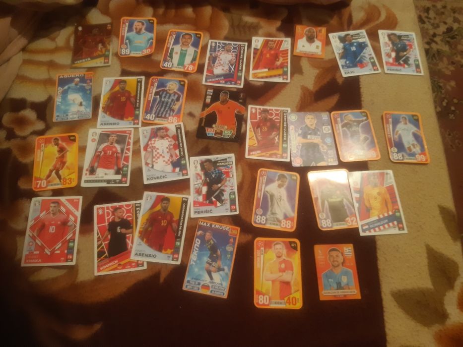 Vând cartonașe de fifa