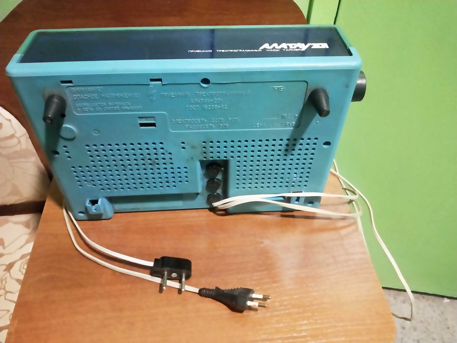 Радиоприемник трехпрограмный ретро