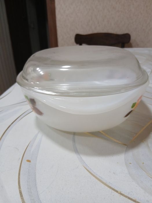 Продам тарелку с крышкой