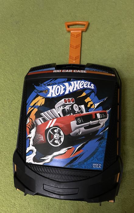 HotWheels куфар за  съхранение и пренасяне на  100 коли